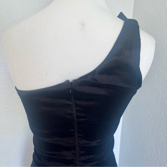 Betsy & Adam One Shoulder Mermaid Gown Size 2 - Picture 8 of 10